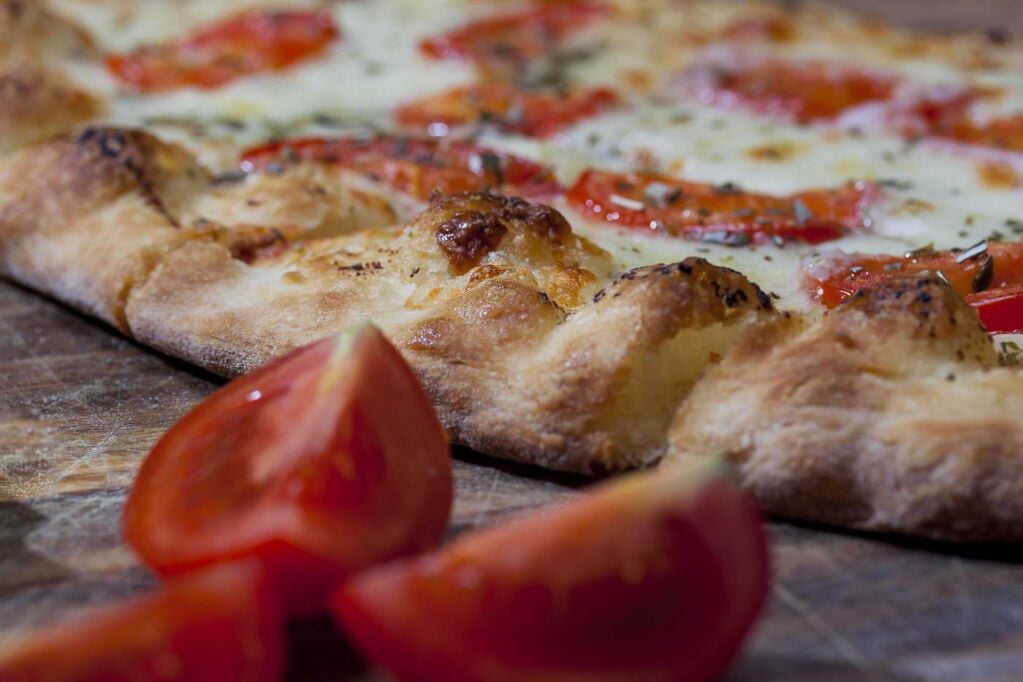 Closeup_of_Roman_pizza_Trastevere