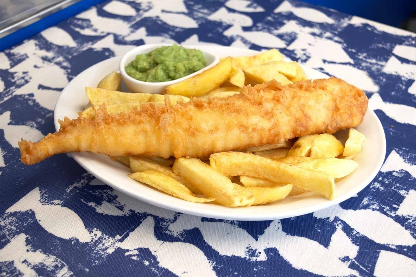 Plates_of_fish_and_chips_London