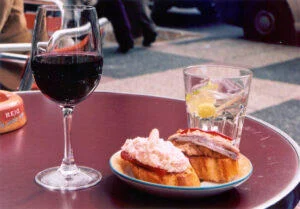 aperitivo_at_a_bar_in_milan