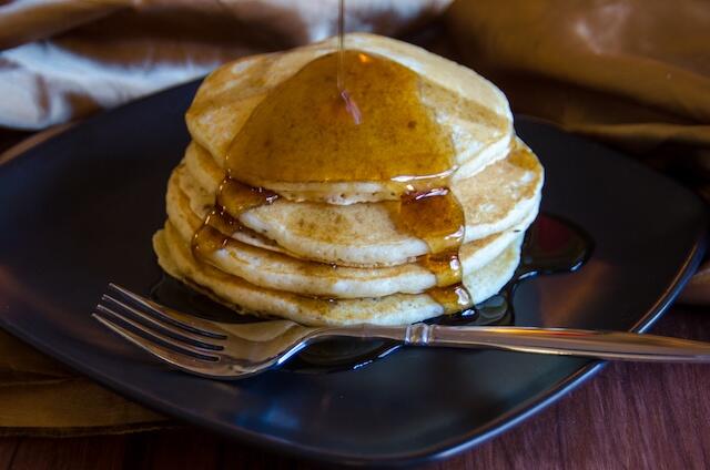 pile_of_pancakes_with_syrup_Berlin