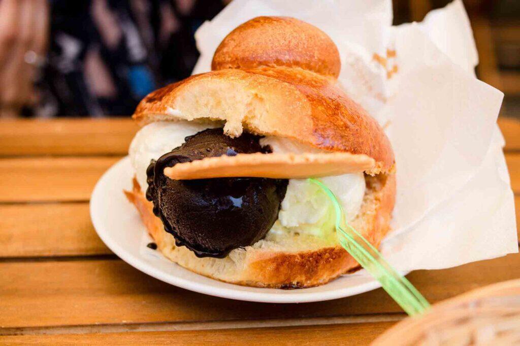 brioche_con_gelato_dessert_Sicily
