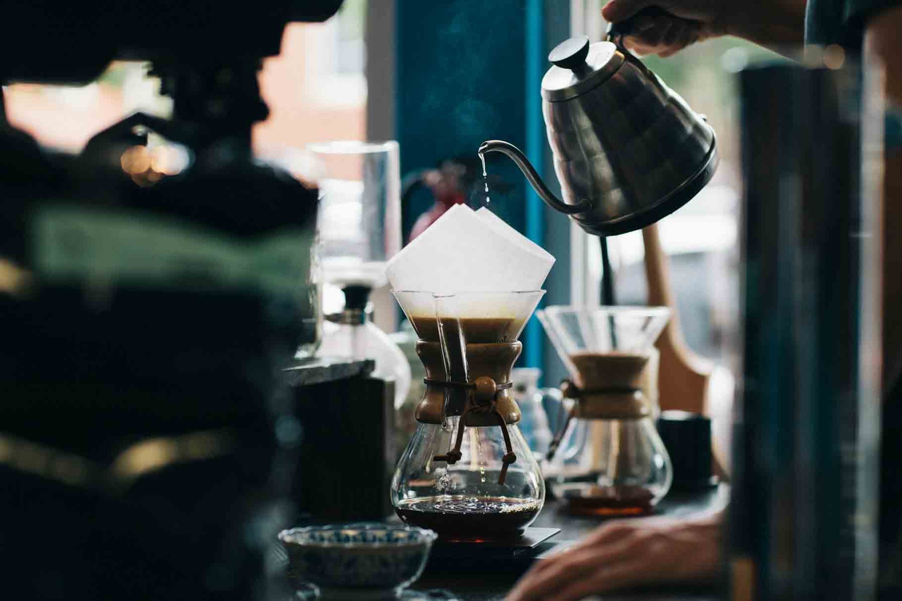 Person_working_in_cafe_barcelona