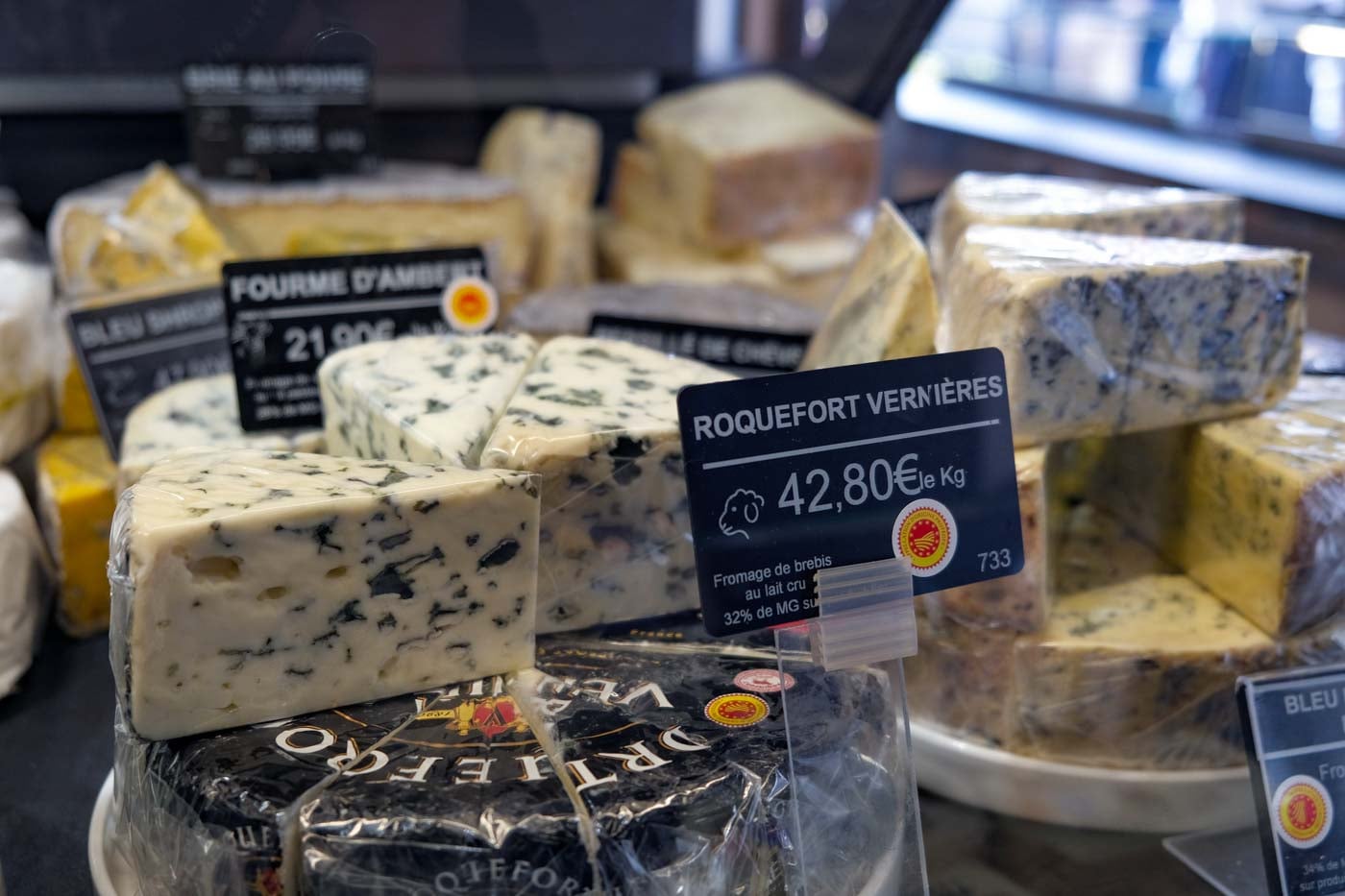 Cheese_in_fridge_La_Butte_Fromagere_Paris