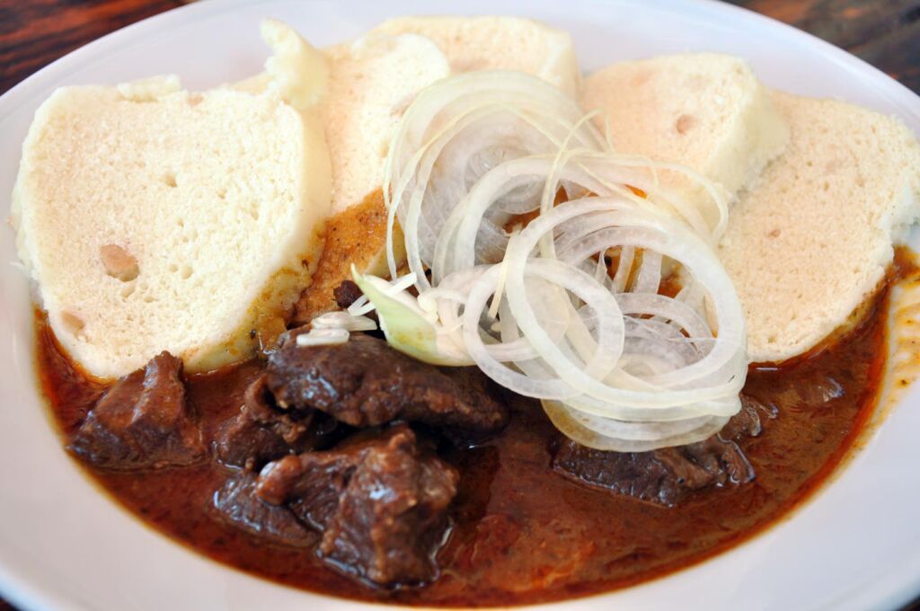 Czech_goulash_with_onions_Prague