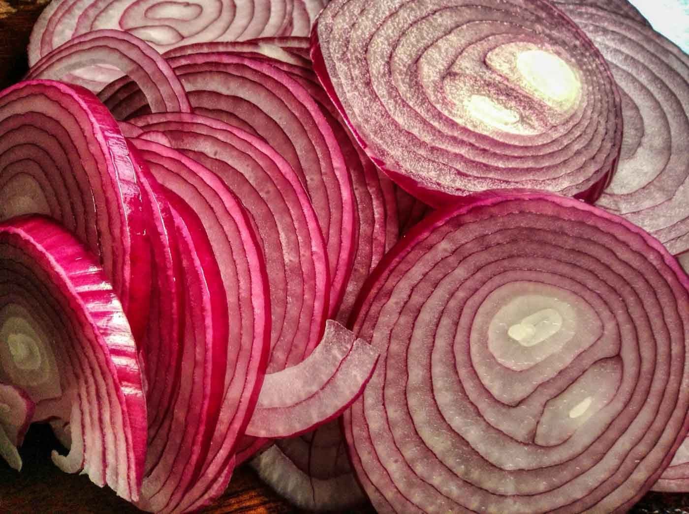 Raw_onion_pieces_prague