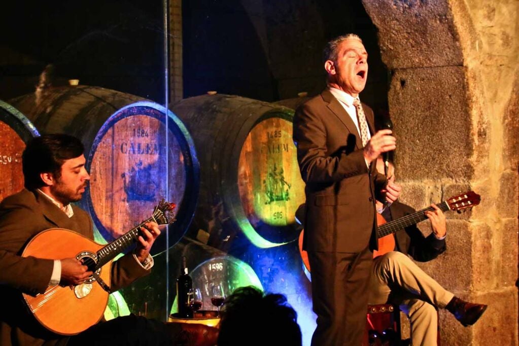 Men_performing_fado_Lisbon