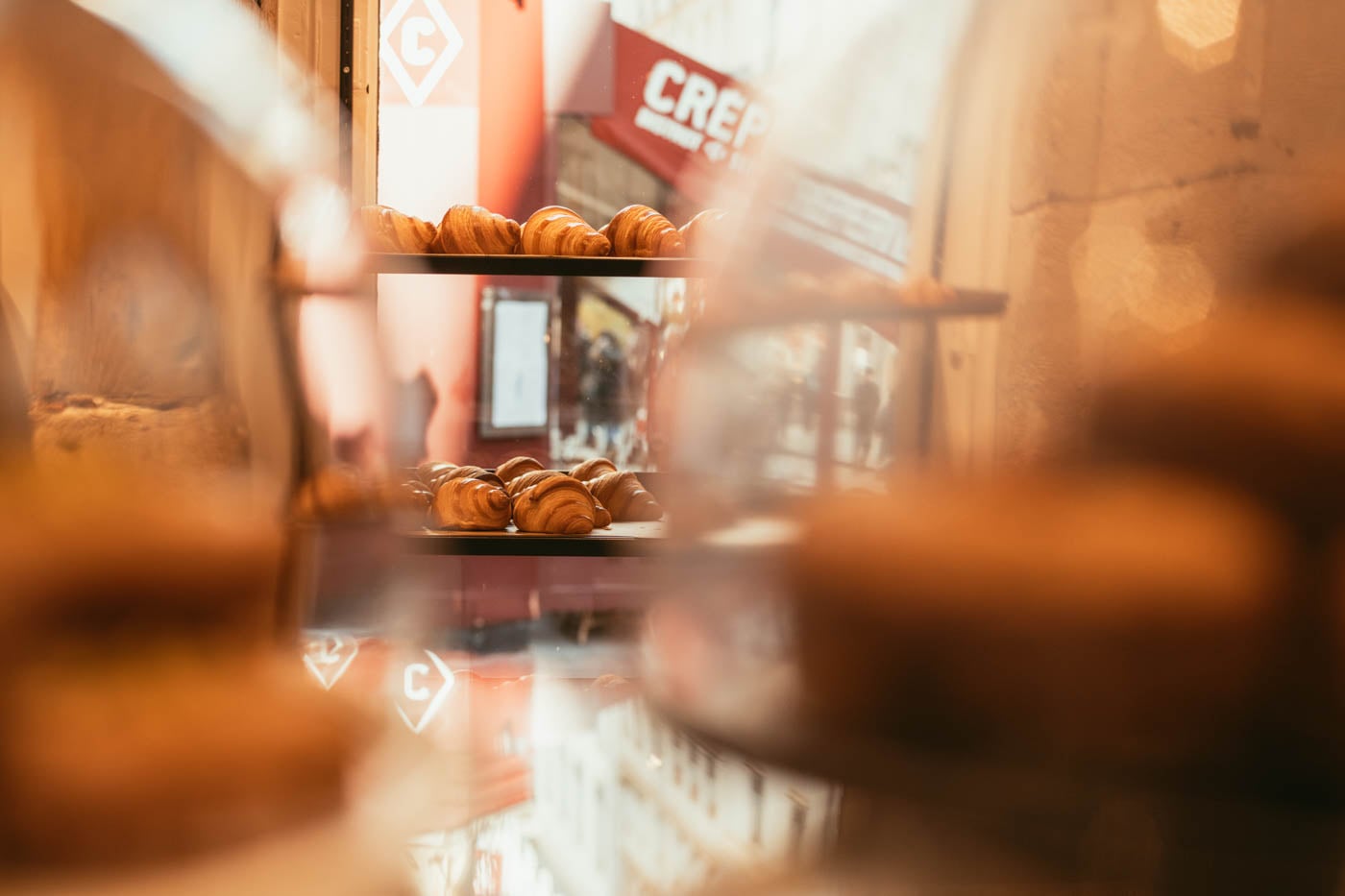 Batch_of_croissants_at_Jeffrey_Cagnes_Paris